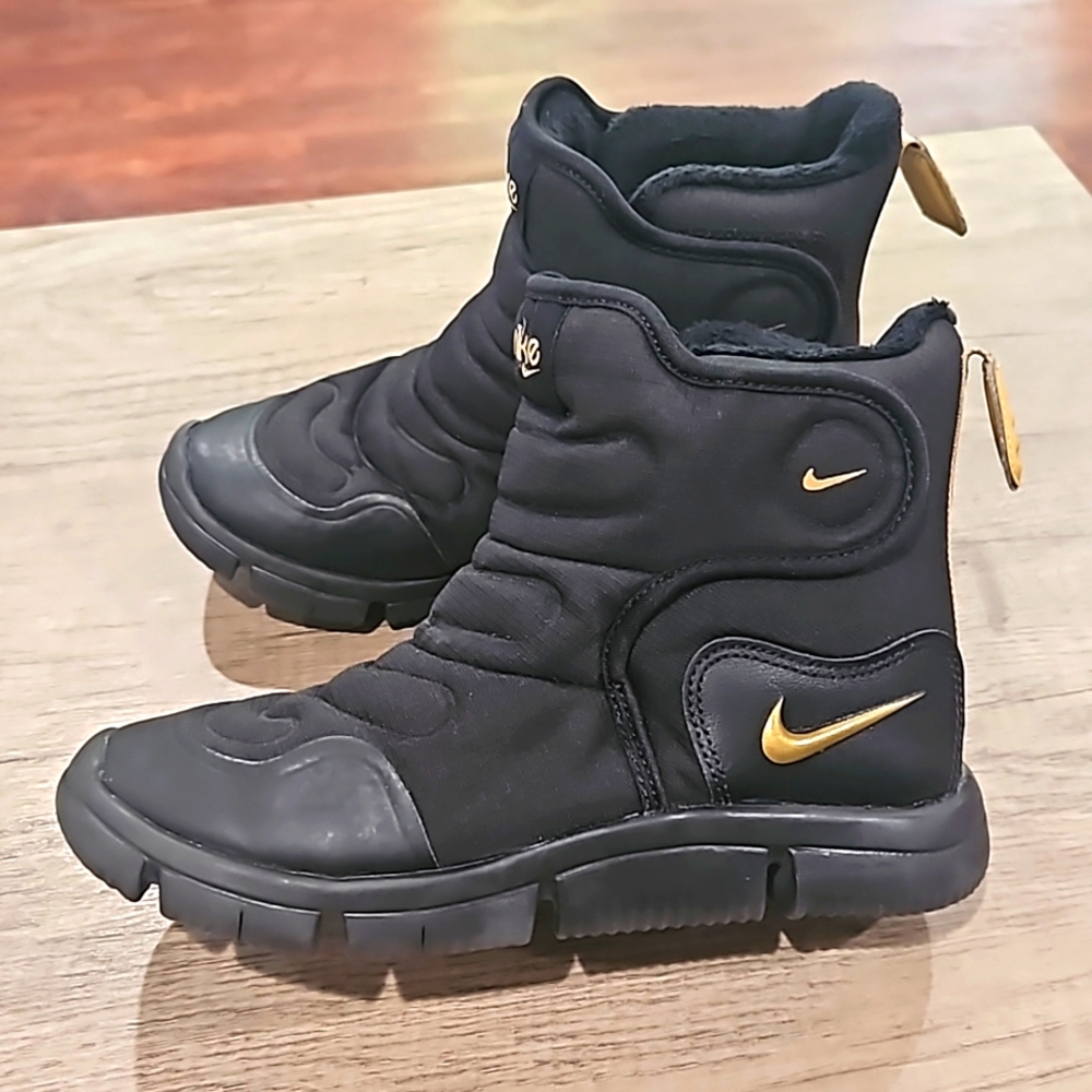 Nike Novice Boot 'Black/Wolf Grey/Metallic Gold' AV8339-001 size 1.5y
